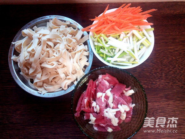 干<a href=/shicai/mimian/DouFu/index.html target=_blank><u>豆腐</u></a>炒肉的做法