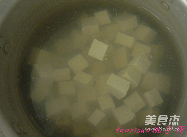 番茄烧<a href=/shicai/mimian/DouFu/index.html target=_blank><u>豆腐</u></a>的做法