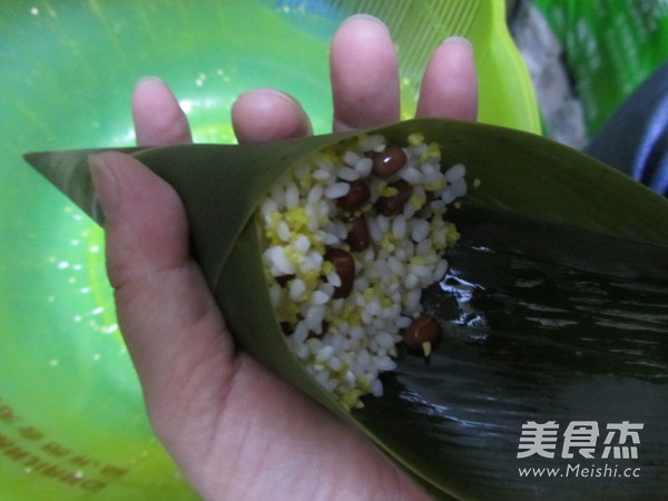 锥子型素<a href=/zt/zongzi target=_blank><u>粽子的做法</u></a>