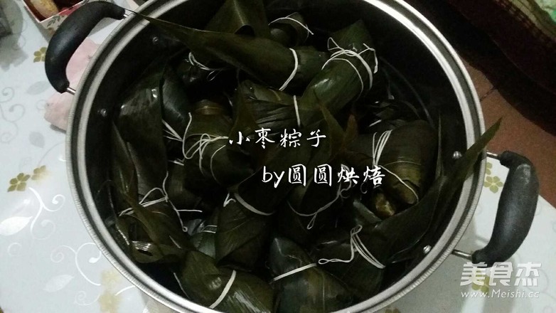 小<a href=/shicai/guopin/Zao/index.html target=_blank><u>枣</u></a><a href=/zt/zongzi target=_blank><u>粽子的做法</u></a>