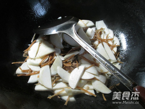 笋干菜炒<a href=/shicai/shucai/JiaoBai/index.html target=_blank><u>茭白</u></a>的做法