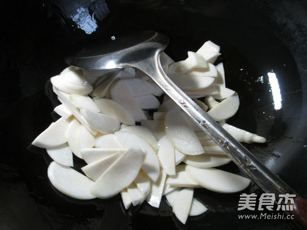 笋干菜炒<a href=/shicai/shucai/JiaoBai/index.html target=_blank><u>茭白</u></a>的做法