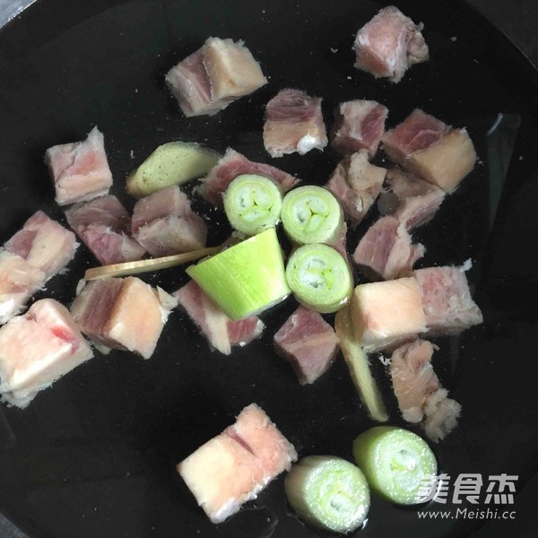 红烧<a href=/shicai/rouqin/NiuRou/index.html target=_blank><u>牛肉</u></a>面的做法