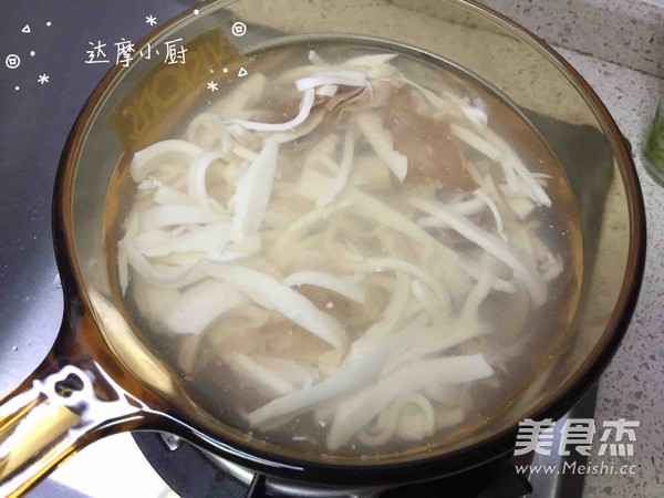 笋干<a href=/shicai/mimian/DouFu/index.html target=_blank><u>豆腐</u></a>汤的做法