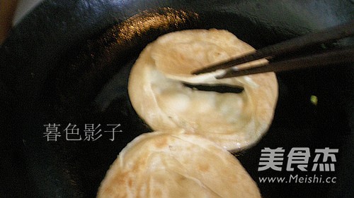 #街头小吃#<a href=/shicai/rouqin/JiDan/index.html target=_blank><u>鸡蛋</u></a>灌饼的做法