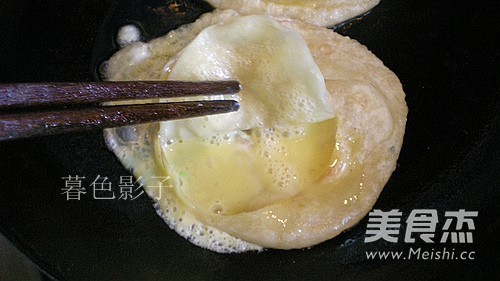 #街头小吃#<a href=/shicai/rouqin/JiDan/index.html target=_blank><u>鸡蛋</u></a>灌饼的做法