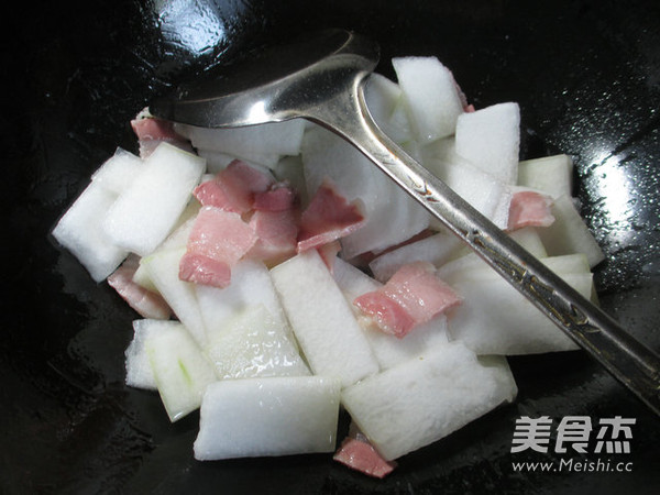 笋干菜<a href=/shicai/rouqin/XianRou/index.html target=_blank><u>咸肉</u></a>煮<a href=/shicai/shucai/DongGua/index.html target=_blank><u>冬瓜</u></a>的做法