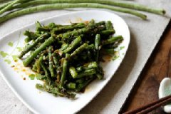 盐菜煸豇豆的做法