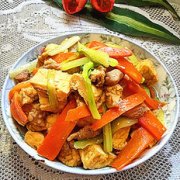 西芹胡萝卜焖豆腐的做法