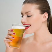 【孕妇能喝啤酒吗】喝啤酒的好处_喝啤酒的危害