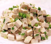 【小葱拌豆腐的做法】小葱拌豆腐的营养价值_小葱拌豆腐能经常吃吗