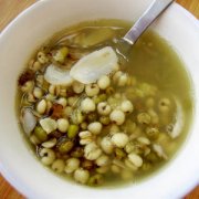 【薏米绿豆粥】薏米绿豆粥的功效_薏米绿豆粥的禁忌