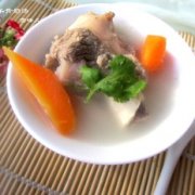 胡萝卜羊骨奶汤的做法