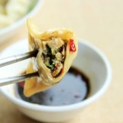 黑木耳芹菜肉饺子的做法