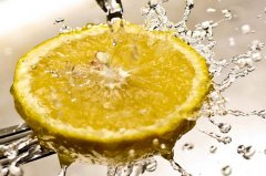 怎样喝柠檬水减肥,喝柠檬水的好处与坏处
