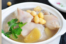 黄豆炖猪蹄汤的做法
