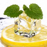 【柠檬怎么吃】柠檬片泡水的功效_柠檬水的功效与作用
