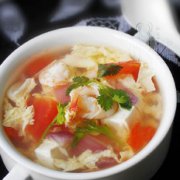 洋葱虾仁豆腐汤的做法