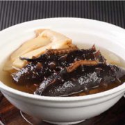 姜片海参炖鸡汤的做法